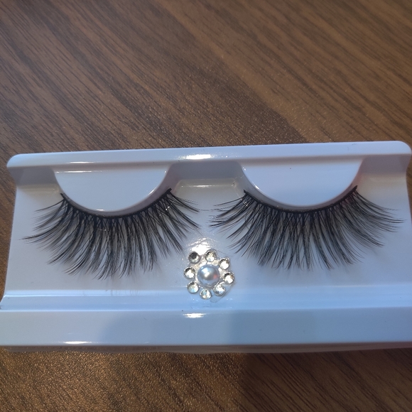 Lashes - Picture 3 of 3